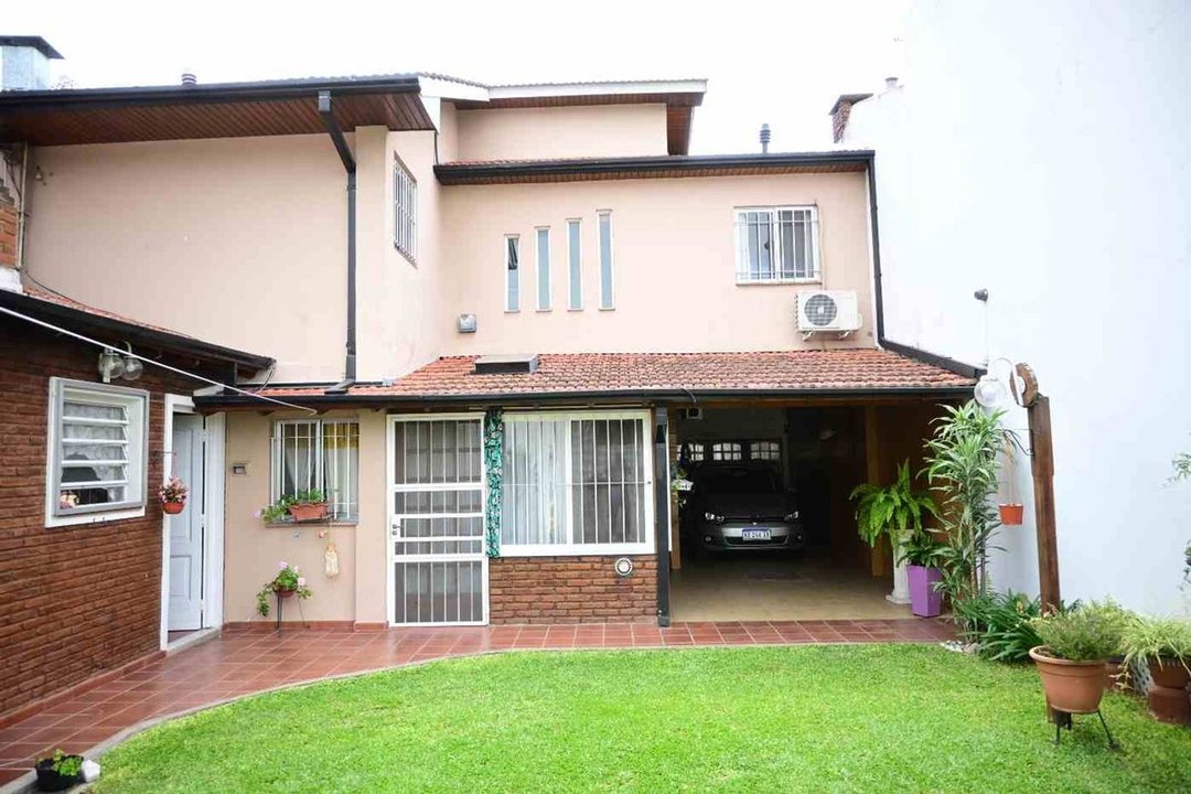 CASA 5 AMBIENTES ADROGUE JARDIN + GALERIA + GARAGE