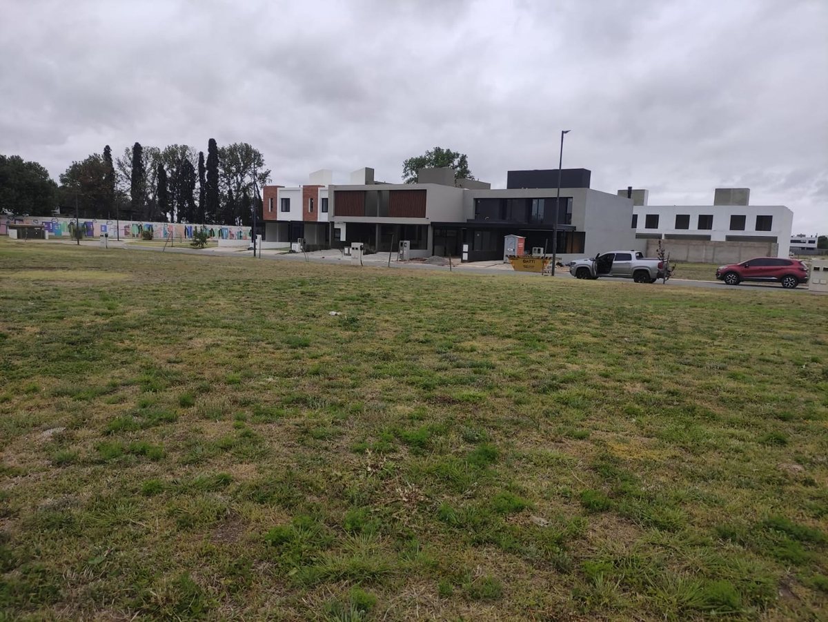 UNICO LOTE CHACRAS GREEN 374m2 BARRIO CERRADO