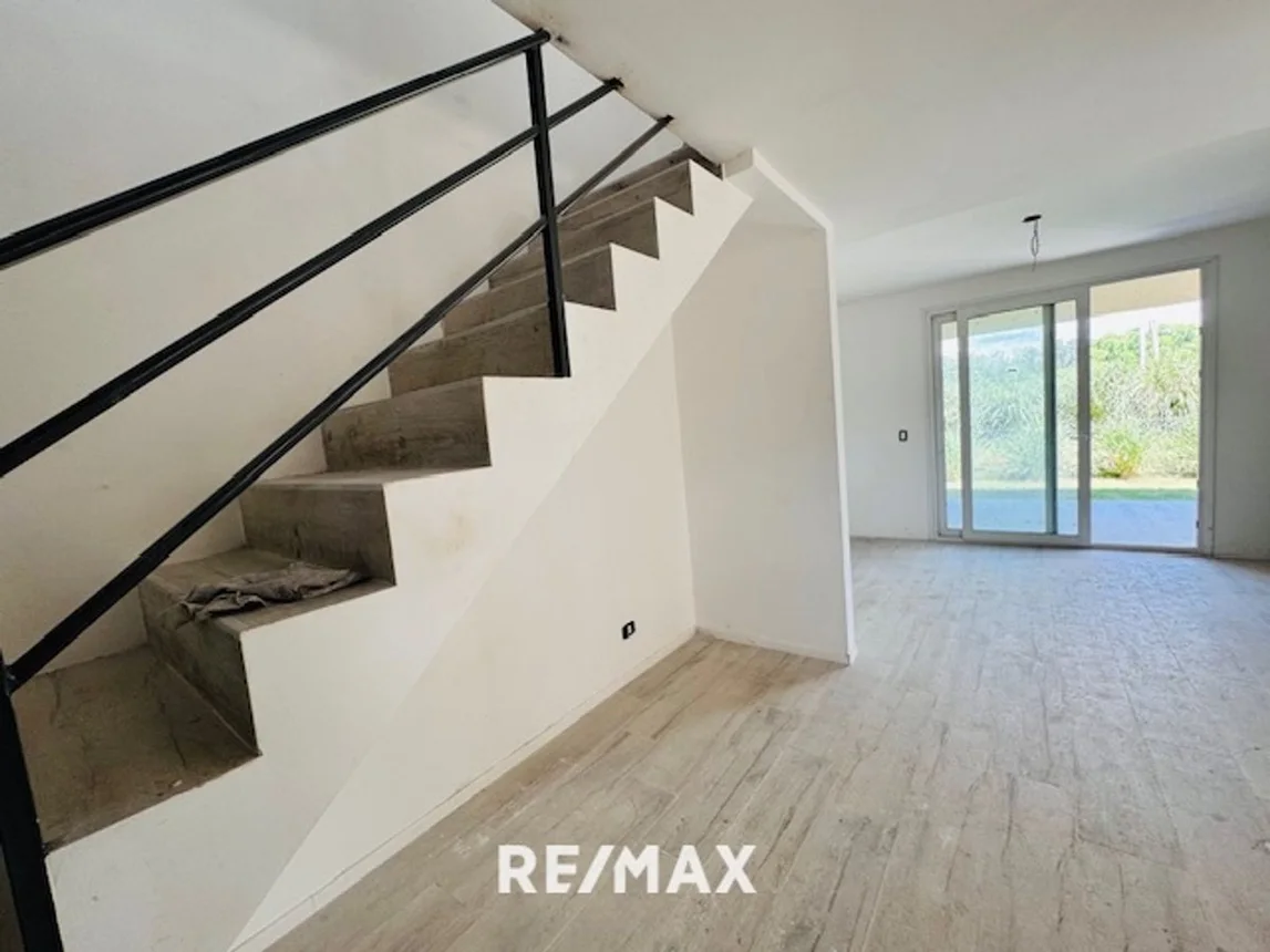 Casa dúplex de 3 ambientes en venta en Pilar, Joaquin Victor Gonzalez- Chic Village Pilar 1800