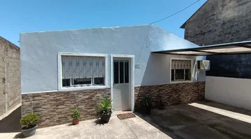 Casa remodelada con fondo y cochera 2 dormitorios