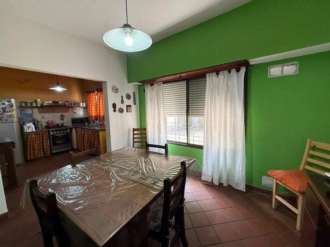 Casa de 5 ambientes en venta en Longchamps, Don Pelayo 700