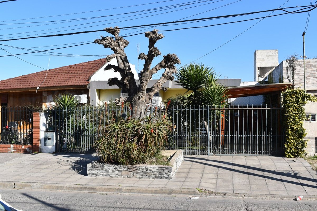 VENTA CASA 4 AMBIENTES EN CASTELAR PATIO GARAGE