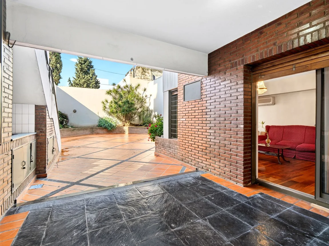 Casa de 6 ambientes en venta en Flores, Granaderos 300