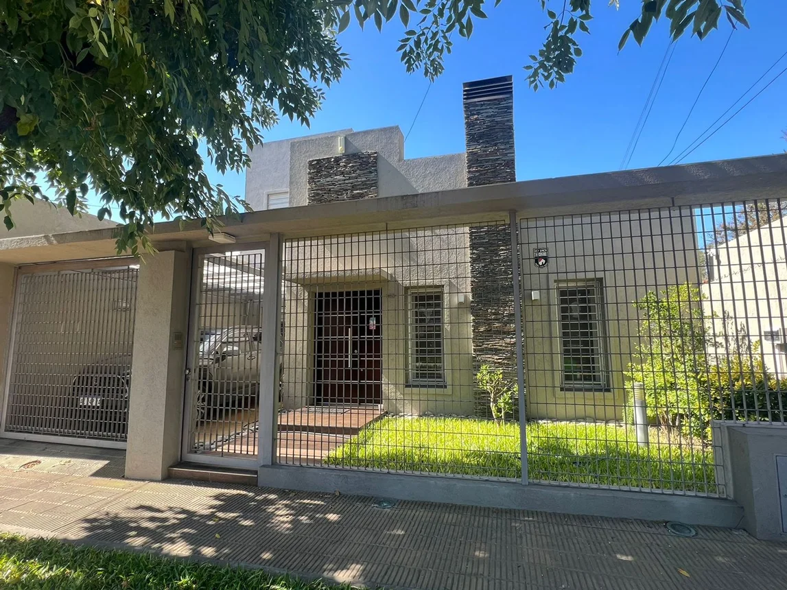 PH de 5 ambientes en venta en Castelar, Arrecifes 900