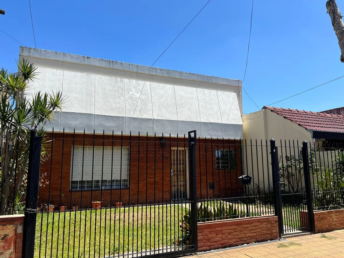 Casa de 3 ambientes en venta en Banfield, General Levalle 600, foto 2