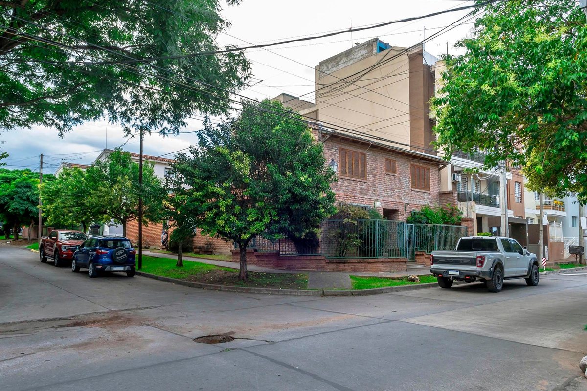 CASA 5 DORMITORIOS VENTA ZONA MACROCENTRO - foto 2
