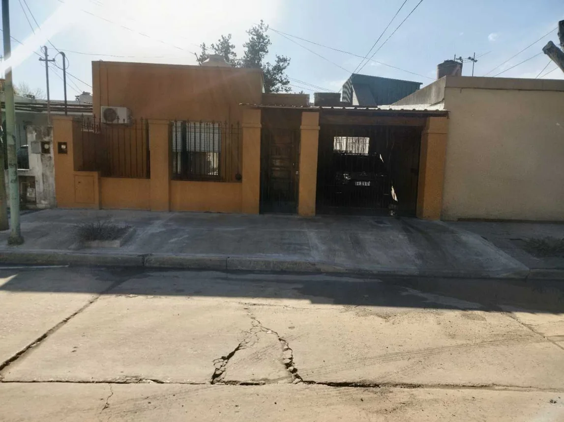 Casa de 3 ambientes en venta en Temperley, Indalecio Gómez 400