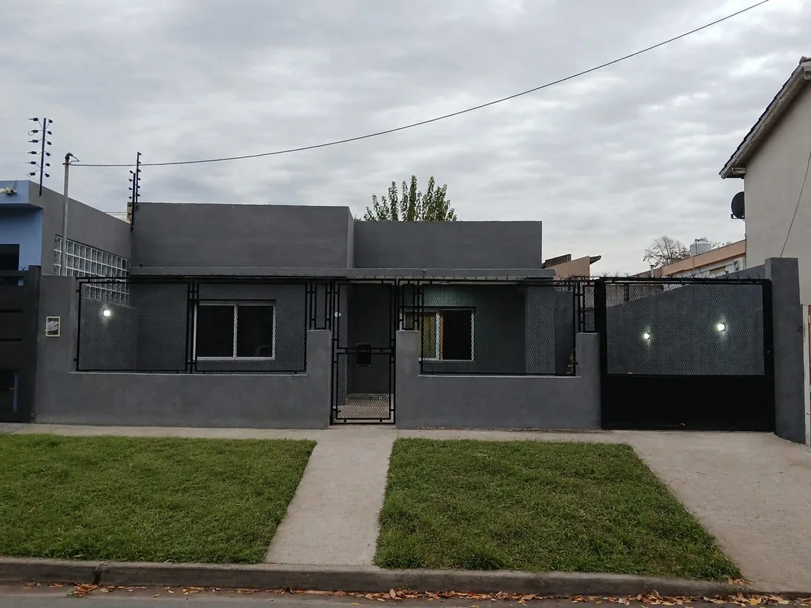 Casa de 3 ambientes en venta en Ituzaingó, Venezuela 2700