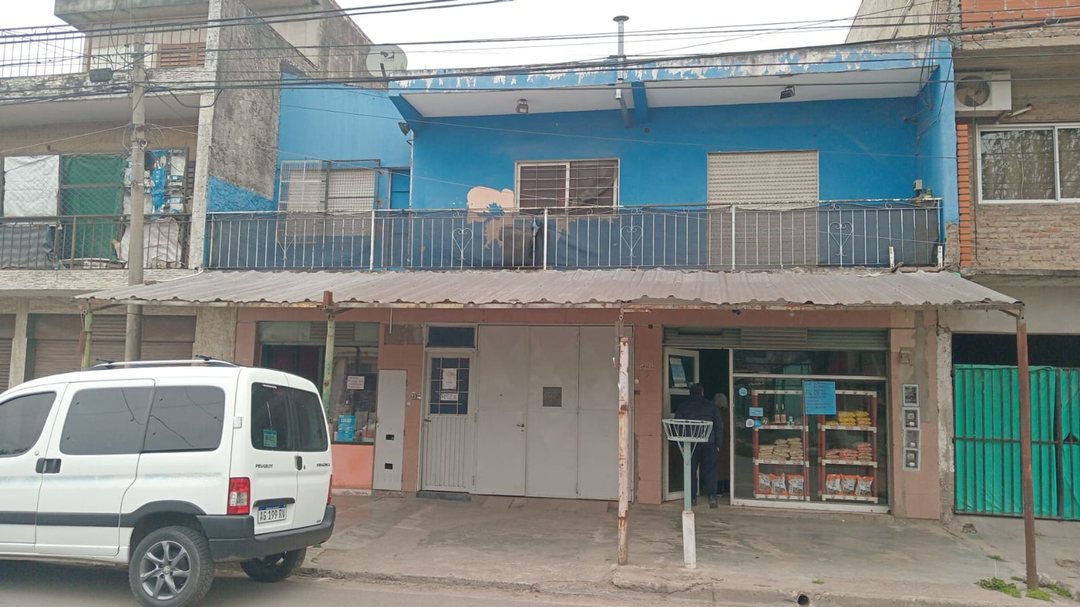 SE VENDE 4 LOCALES C/2 DEPARTAMENTOS Y CASA MORENO