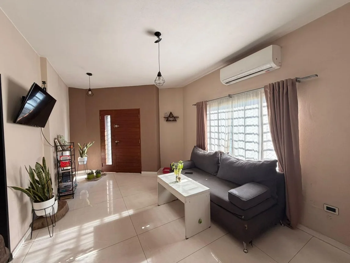 Casa de 3 ambientes en venta en Banfield, Granaderos 1800