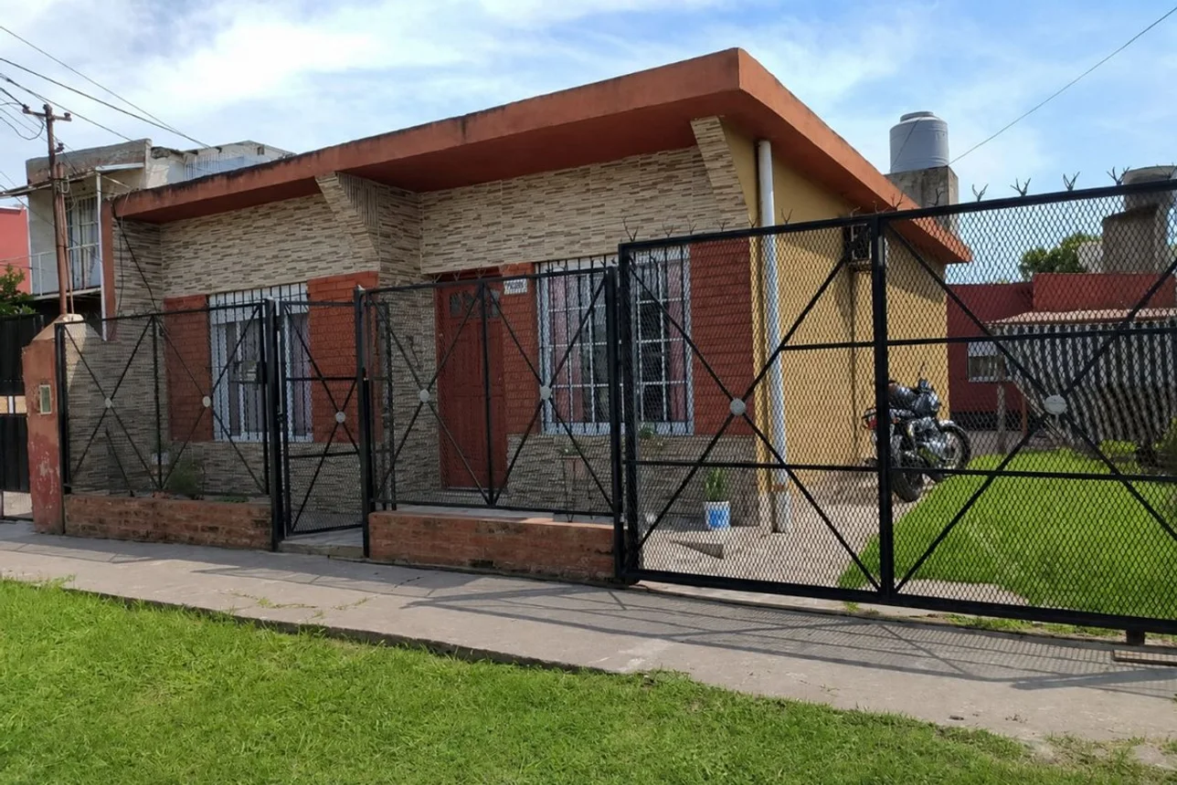 Casa de 3 ambientes en venta en Berazategui, Calle 12 1600