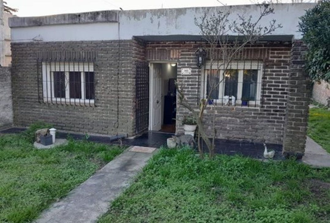 CASA 3 AMBIENTES VENTA LONGCHAMPS CON PARQUE