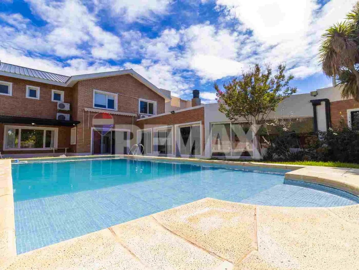 Casa de 8 ambientes en alquiler en Neuquén, Jardines del Rey, los Cipreses 1600, foto 2