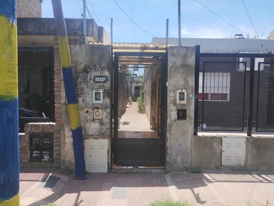 Casa tríplex de 4 ambientes en venta en Rosario, Génova 8300