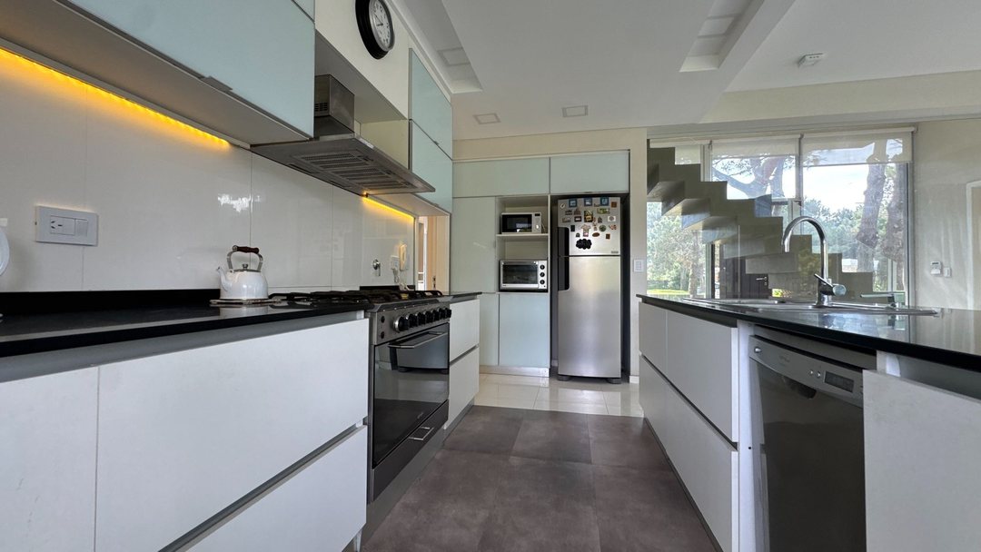 Casa de 5 ambientes – BARRIO LA HERRADURA, PINAMAR