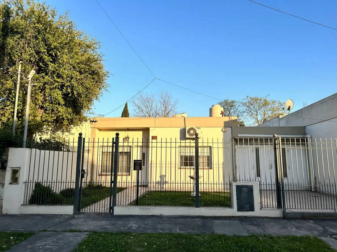 Casa de 3 ambientes en venta en Rafael Calzada, Dardo Rocha 3500
