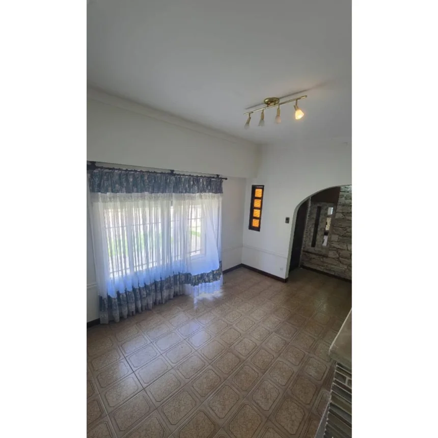 Casa dúplex de 6 ambientes en venta en Monte Chingolo, General Guido 3500, foto 2