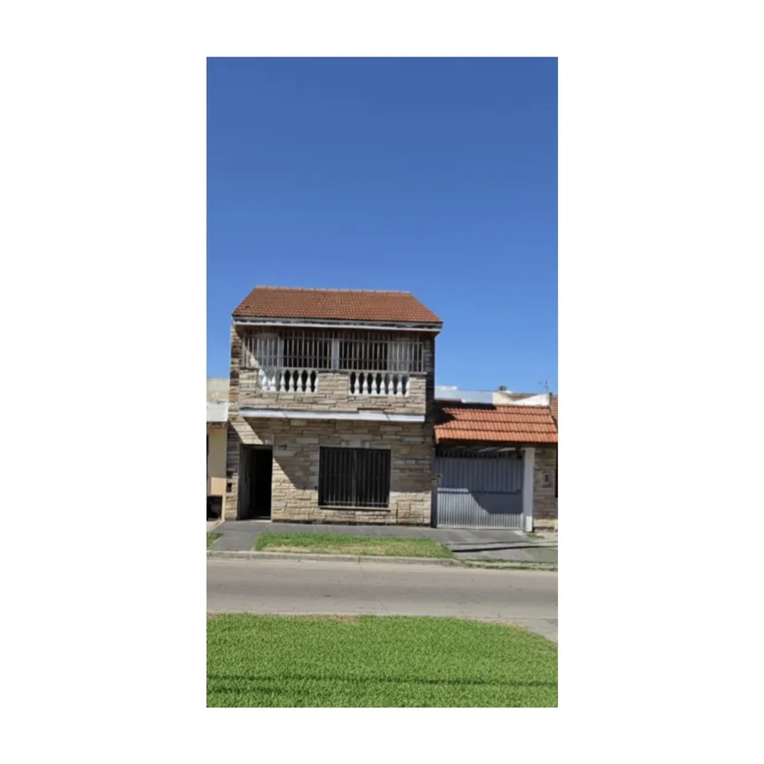 Casa dúplex de 6 ambientes en venta en Monte Chingolo, General Guido 3500