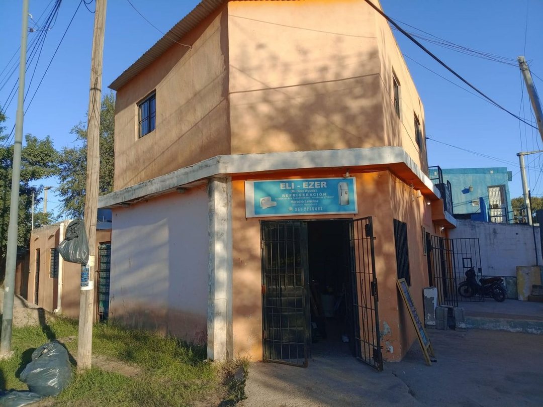 SE VENDE 3 LOCALES + DEPARTAMENTO DE 2 DORMITORIOS