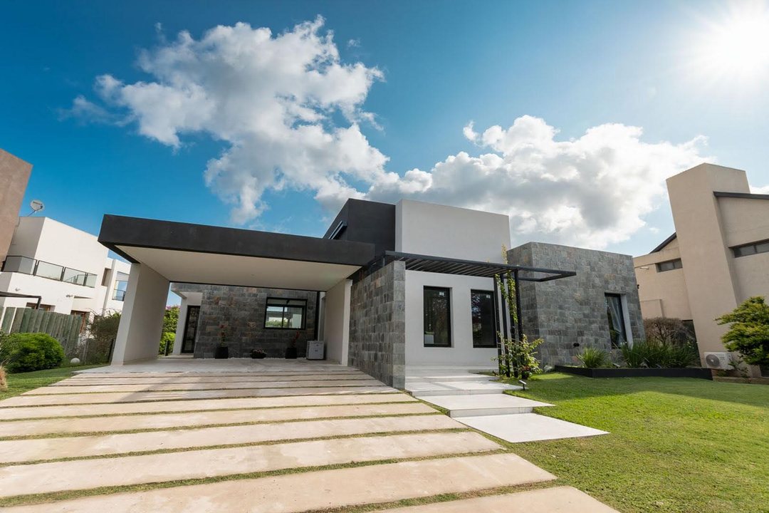 Re/ Max vende casa a estrenar en LAS ALMENAS