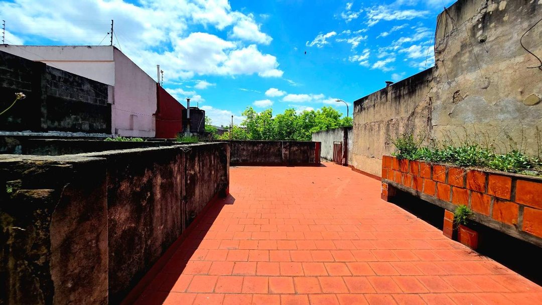 CASA FAMILIAR 7 AMBIENTES GARAGE PATIO TERRAZA