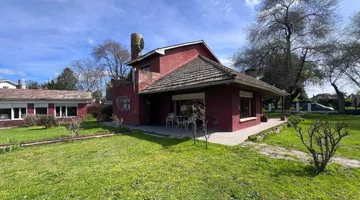 Venta Casa 4 ambientes con parque y pileta