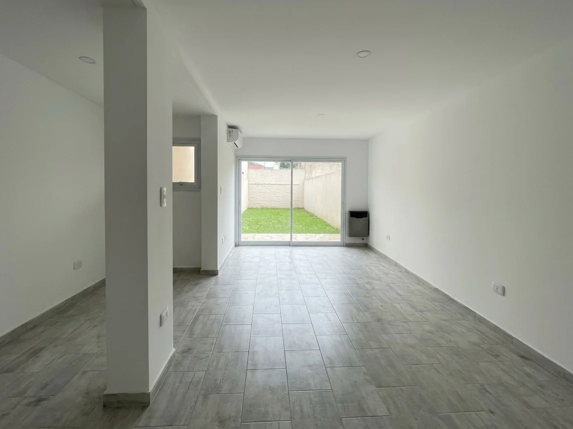 Casa dúplex de 4 ambientes en venta en City Bell, 465 Entre 14 B y 14 C 600