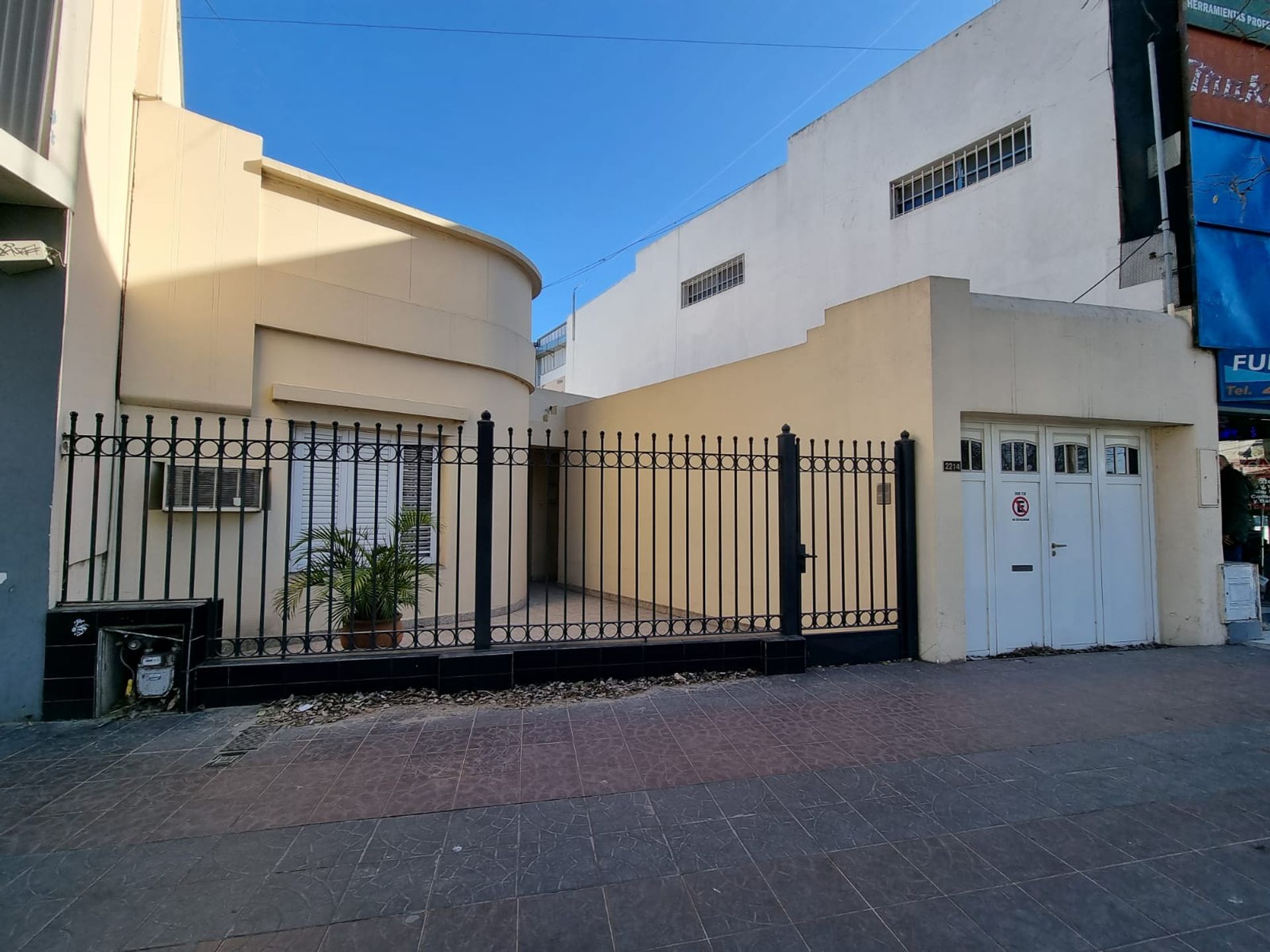 Se vende propiedad sobre avenida lujan