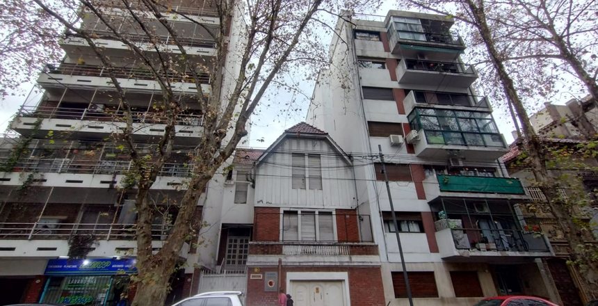 VENTA DE LOTE EN FLORES  1200 m2 VENDIBLE APROX.