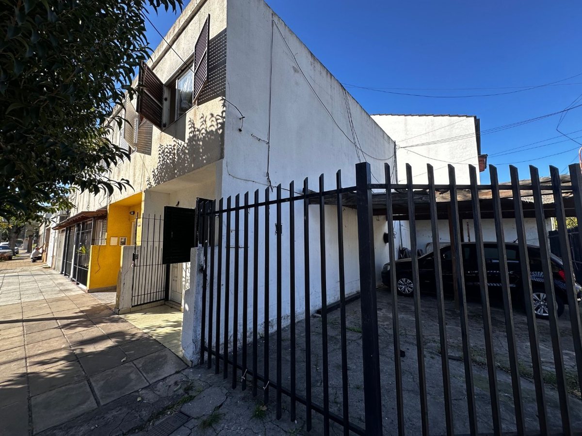 VENTA DUPLEX 3 AMBIENTES CON PATIO Y COCHERA