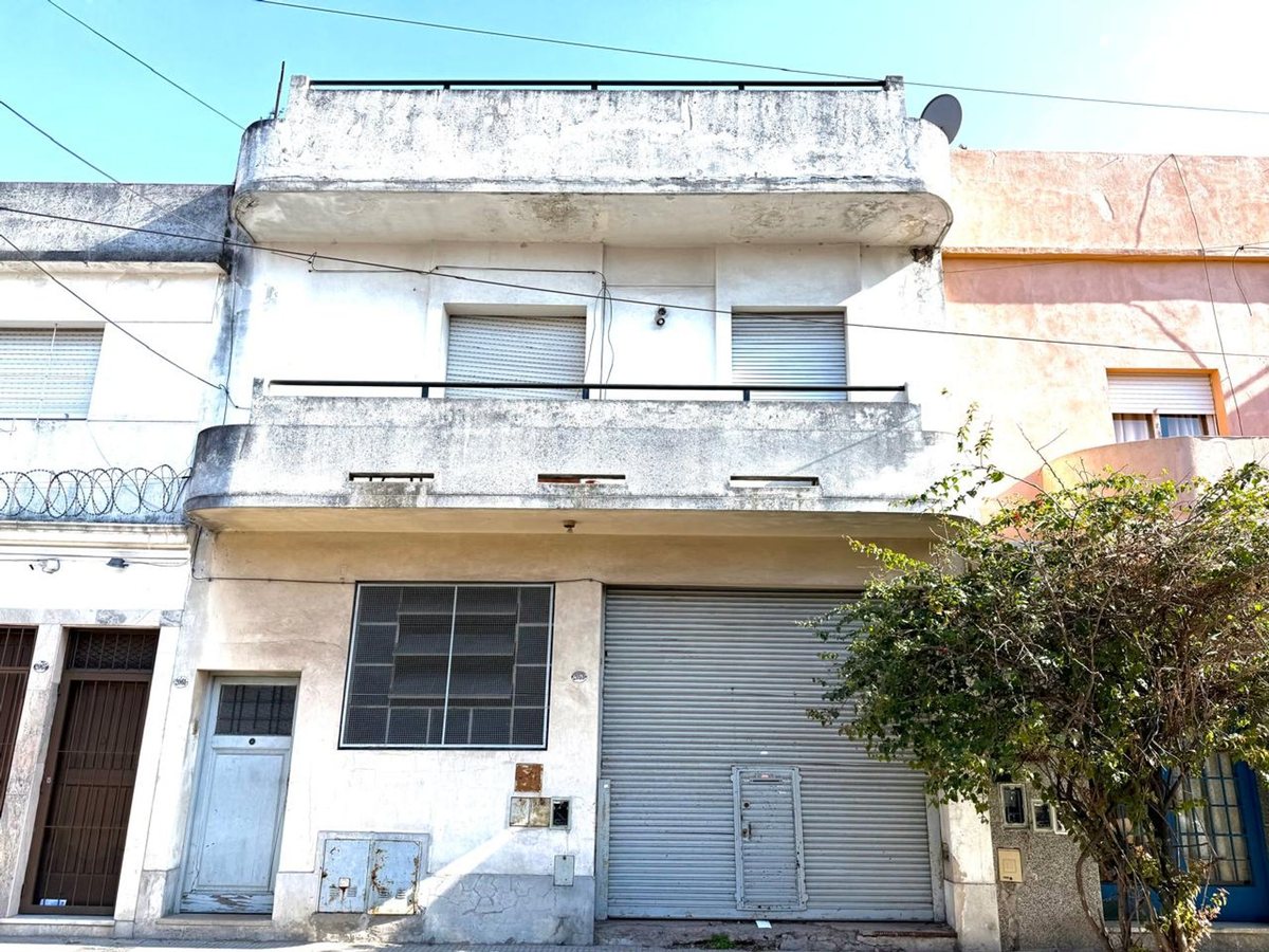 CASA 2 PLANTAS CON GALPON / PB EN PARQUE CHACABUCO