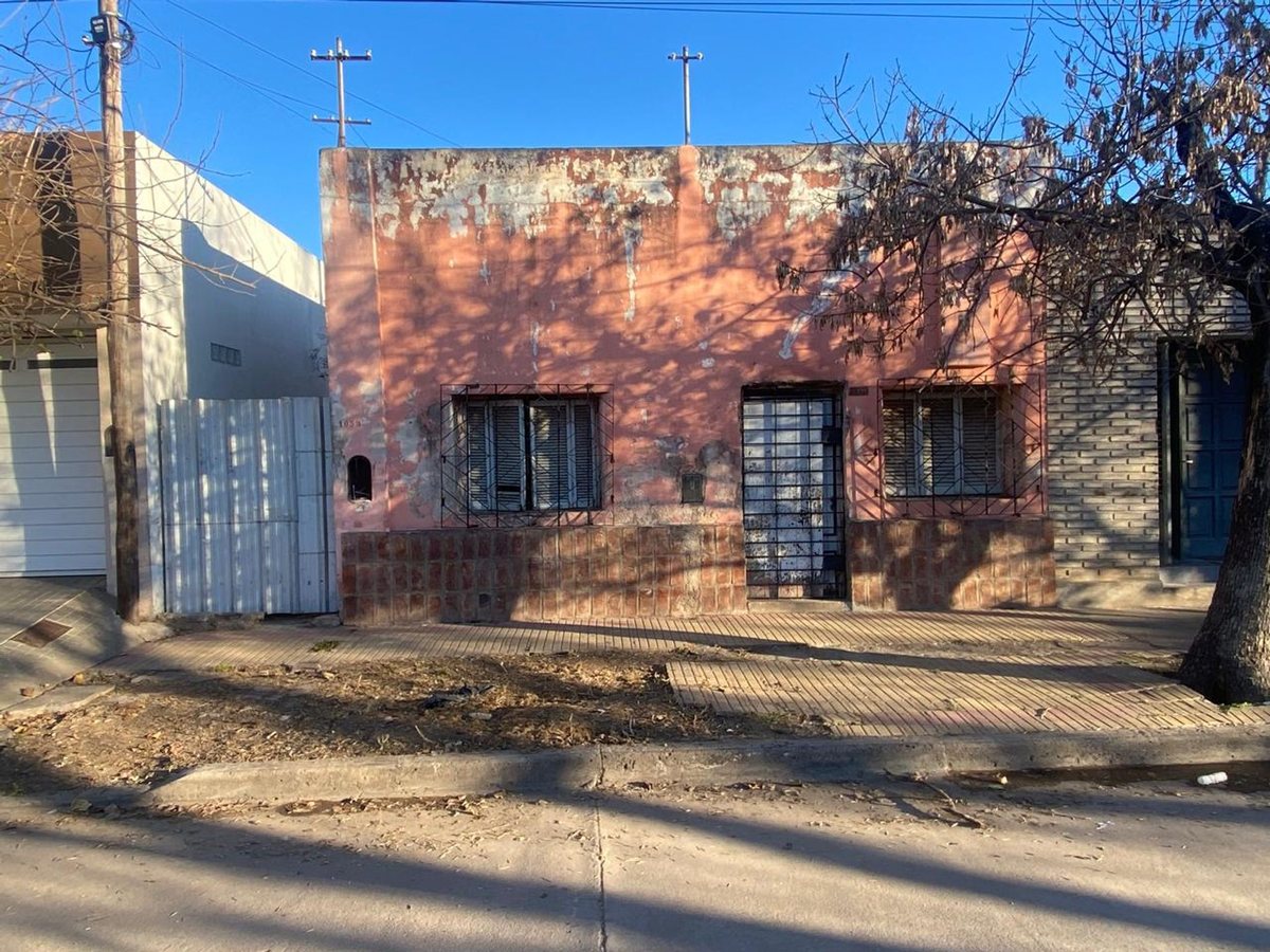 SE VENDE CASA CON TERRENO |  BARRIO ITURRASPE